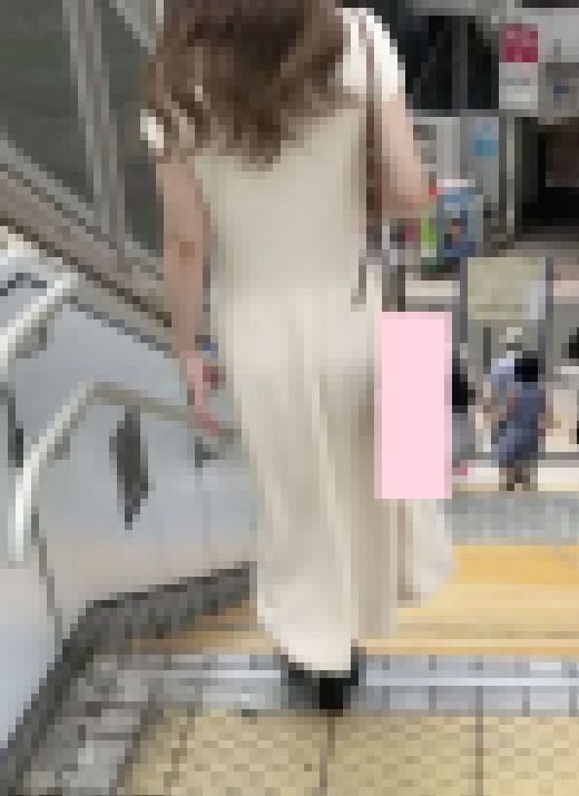 パンティががっつり透けてる服で歩く超美女 サンプル画像3