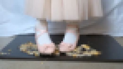 6-1　お姫様のようなかわいい靴でおにぎりを優しく踏み潰す　サンプル画像1