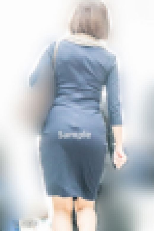 フェロモンだだ洩れ！紺の膝丈タイトワンピは皆エロい？！美尻ぞろいの４モデル！　サンプル画像3