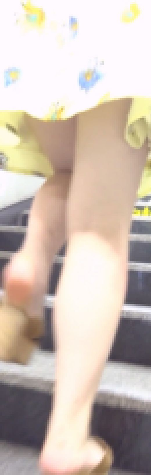 [★新作]パンチラ盗撮 女子大生 白パンツに接近　サンプル画像1