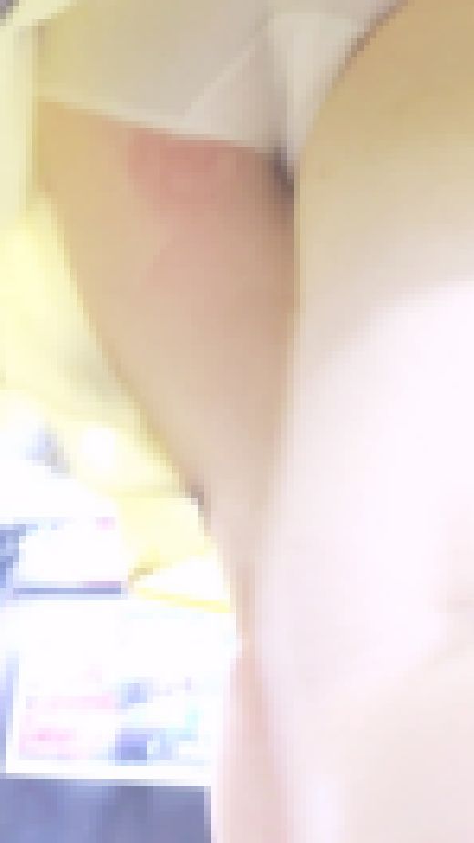 [★新作]パンチラ盗撮 女子大生 白パンツに接近　サンプル画像2