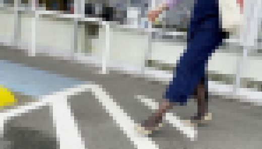 【2K高画質動画】同僚OLの黒ストッキング美脚盗撮　サンプル画像1