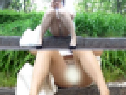 【同僚OLパンチラ】エロすぎる太ももの奥に見える綺麗な白パン【休憩中にうっかりパンチラ】　サンプル画像2