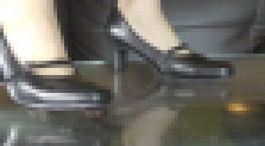 アイドル級美少女のパンプスで踏み潰されたい　ガラステーブル編　サンプル画像1