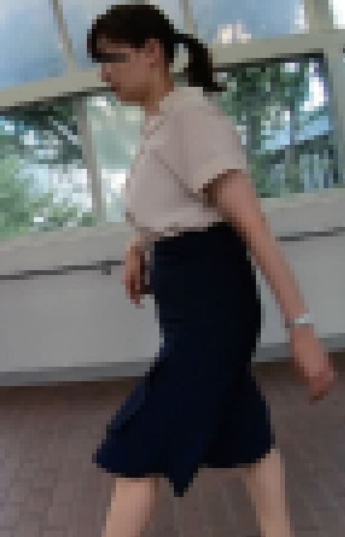 美熟女人妻OLのブラウス越しの豊満乳　サンプル画像3
