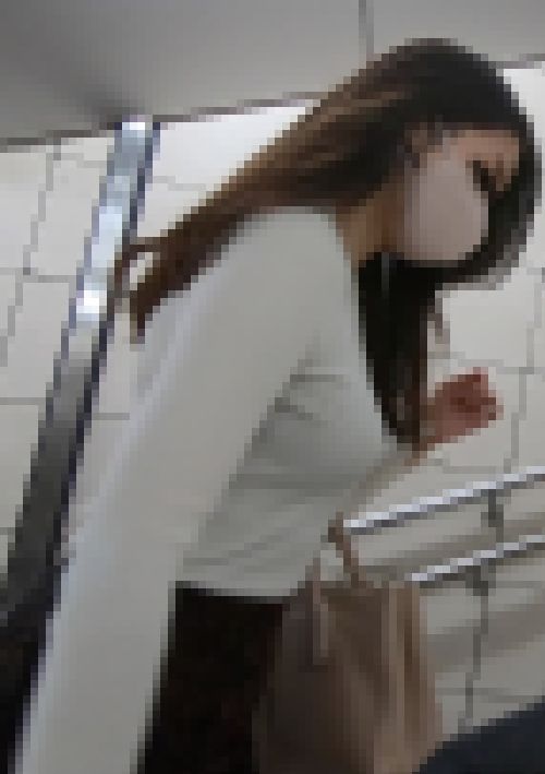 美人お姉さまの白ニットパイ サンプル画像1