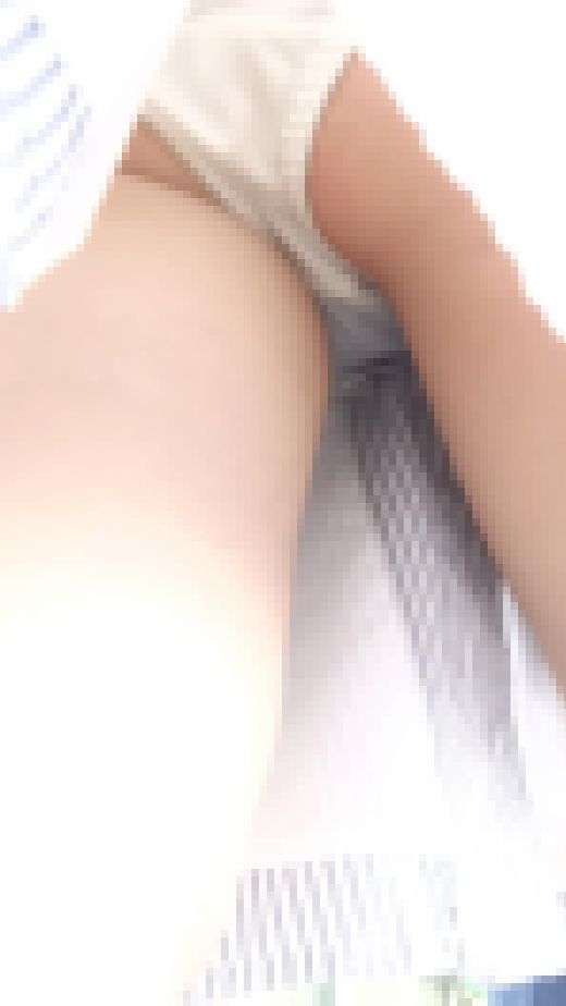 [★新作][★顔出し]パンチラ盗撮 モデル系OLさん 白パンツを超接近で撮影　サンプル画像3