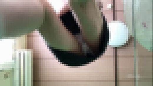 【投稿/白パンチラ】スレンダーお姉さんが掃除しているところ サンプル画像1