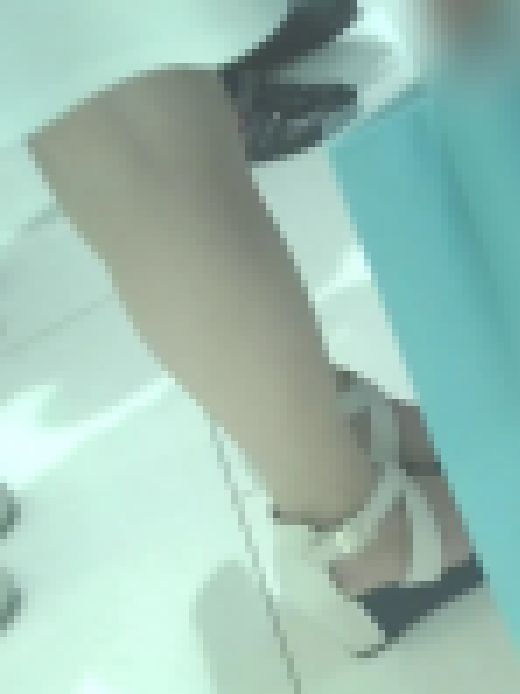 042 逆さ撮り ベージュパンスト越しの赤パンティー　サンプル画像2
