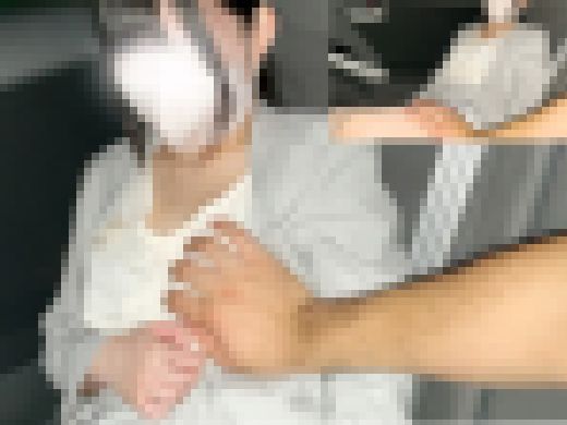 【泥酔OLパンチラ】公園で泥酔している新卒さんを車内に連れ込んでイタズラしました【胸チラ】　サンプル画像3