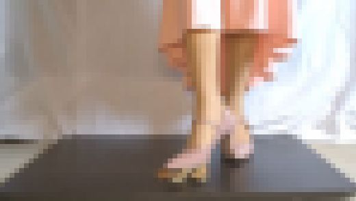 8-2　ストラップパンプスで食べ物踏み潰し　ドーナツ3個　サンプル画像1