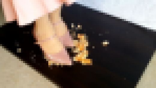 8-2　ストラップパンプスで食べ物踏み潰し　ドーナツ3個　サンプル画像2