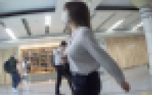 ブラウスの張り乳に目線が行くOL サンプル画像1
