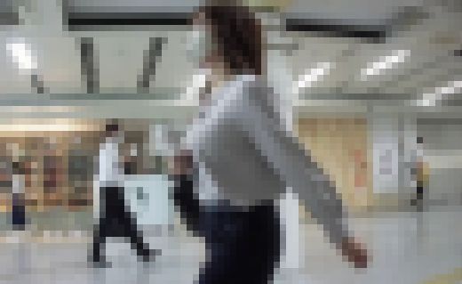 ブラウスの張り乳に目線が行くOL サンプル画像2
