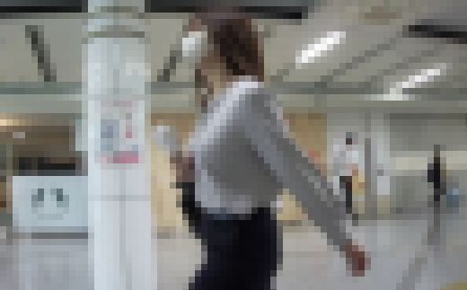 ブラウスの張り乳に目線が行くOL サンプル画像3