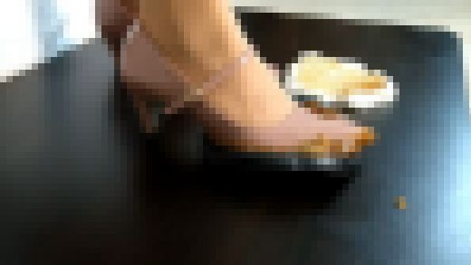 8-3 ストラップパンプスで食べ物踏み潰し カレー&ライス 足元アップVer. サンプル画像2