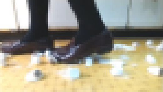 7-3　制服ローファーで足元のマシュマロに気付かず歩き回る　サンプル画像1