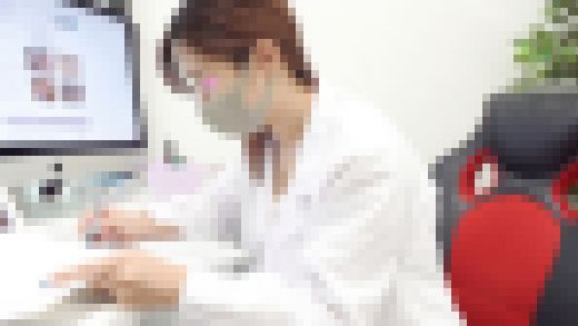 【女医パンチラ/胸チラ】美肌の美人ナースが食い込みパンストとモリマンパンツ丸見え状態【逆さ撮り】Vol.4 サンプル画像1