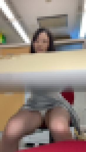 【明日奈ちゃん③】社内のパンチラスポットで後輩OLの下着丸見え【会社で盗撮】　サンプル画像1