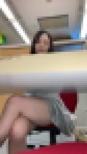 【明日奈ちゃん③】社内のパンチラスポットで後輩OLの下着丸見え【会社で盗撮】　サンプル画像2