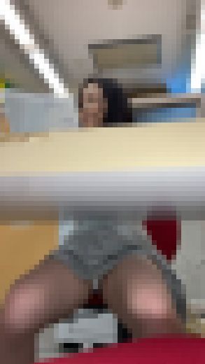 【明日奈ちゃん③】社内のパンチラスポットで後輩OLの下着丸見え【会社で盗撮】　サンプル画像3
