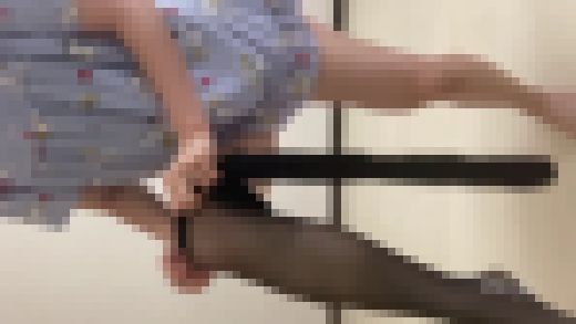 【投稿】パジャマからワンピースへの着替え(黒パンスト)&真下からのワンピースのパンチラ サンプル画像1