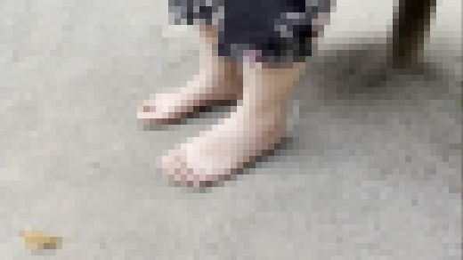 【完全裸足】第6弾!真夏の暑い日に外を裸足で歩く女性 part2 サンプル画像1