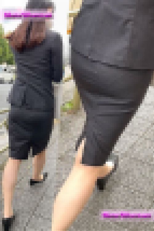 【OL秘蔵品49】長身美尻の新人OLさん粘着！話に夢中で隙だらけ！Pラインに大興奮^ ^　サンプル画像1
