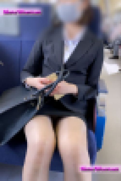 リクルートSP47☆電車ボックス席での至近距離対面！隙をつきLEDライト照射！純白Pに大悶絶^ ^　サンプル画像1