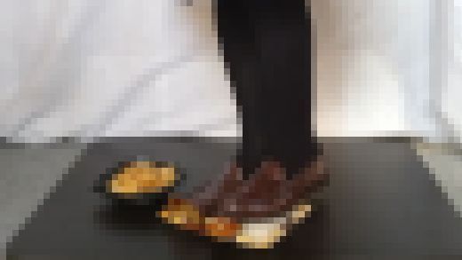 7-5 制服ローファーで足元のハンバーグ弁当とかつ丼に気付かず踏み潰してしまう サンプル画像1