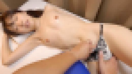 内科検診　乳首をいじられる貧乳女子　子宮を触診されモジモジする　サンプル画像2