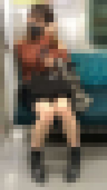 肩を露出したファッションで堂々と座る気が強そうな美人女子大生(其の一) サンプル画像3