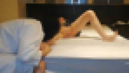 【脚フェチ向け】私の足を舐めなさい❤美乳色白女子大生の美脚生脚を舐めまわし、オナニーでエビ反り連続アクメしてしまう サンプル画像1
