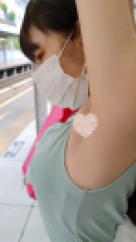 【腋毛超接写】ロングヘアー美少女のギャップがあり過ぎる無造作ジョリ腋を超接写　サンプル画像1
