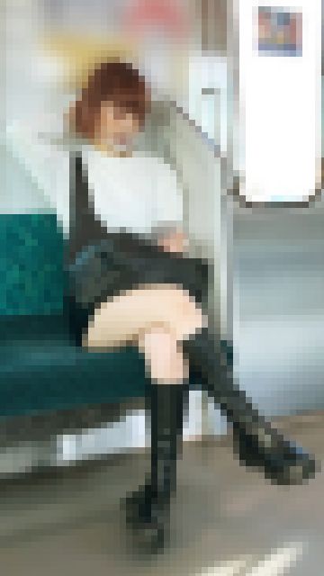 美貌を乗客に見せつけたいショートカット美女(其の一) サンプル画像2