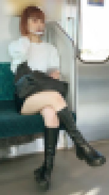 美貌を乗客に見せつけたいショートカット美女(其の一) サンプル画像3