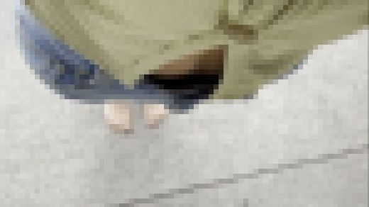 【完全裸足】第7弾！広い公園内を裸足で歩く女性 part1　サンプル画像1