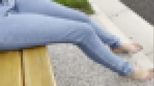 【完全裸足】第7弾！広い公園内を裸足で歩く女性 part1　サンプル画像2