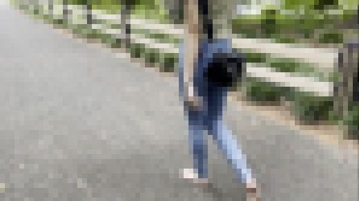 【完全裸足】第7弾！広い公園内を裸足で歩く女性 part1　サンプル画像3