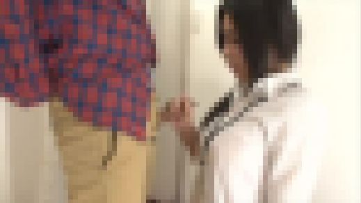 試着室で裾上げ中に思わずチ〇ポが！File.4　サンプル画像2