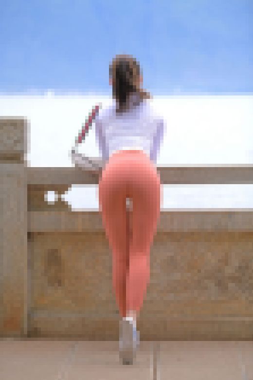 2K動画 レギンスでリゾートを行くムチムチの太もも！　サンプル画像3