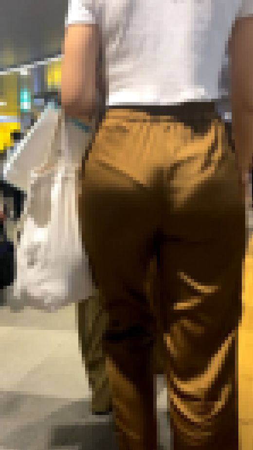 【Pライン】（見逃せない）お尻に食い込むPラインのお姉さん　サンプル画像3