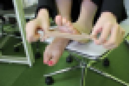 ＜23歳女性＞オフィスで足の裏を凝視する！パンツスーツと蒸れた足の裏（本編顔出し！）　サンプル画像3