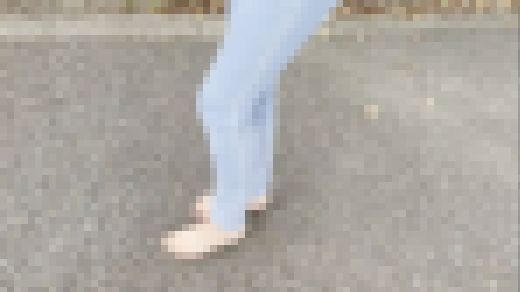 【完全裸足】第7弾!広い公園内を裸足で歩く女性 part3 サンプル画像1