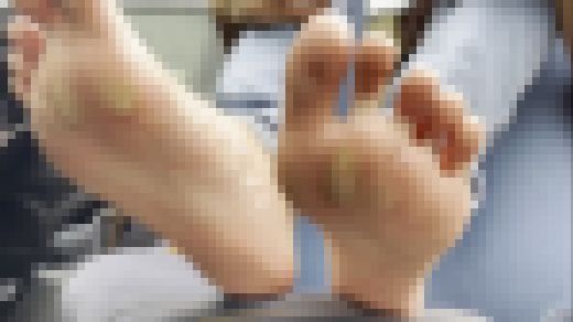【完全裸足】第7弾!広い公園内を裸足で歩く女性 part3 サンプル画像3