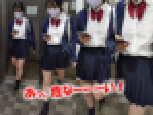 【体当たりパンチラ】J◯とエスカレーターでぶつかって自然とM字開脚。心配するふりで潜り込みパンチラ【生足白パン】　サンプル画像1