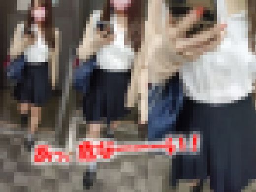 【体当たりパンチラ】J◯とエスカレーターでぶつかって自然とM字開脚。心配するふりで潜り込みパンチラ【生足白パン】　サンプル画像2