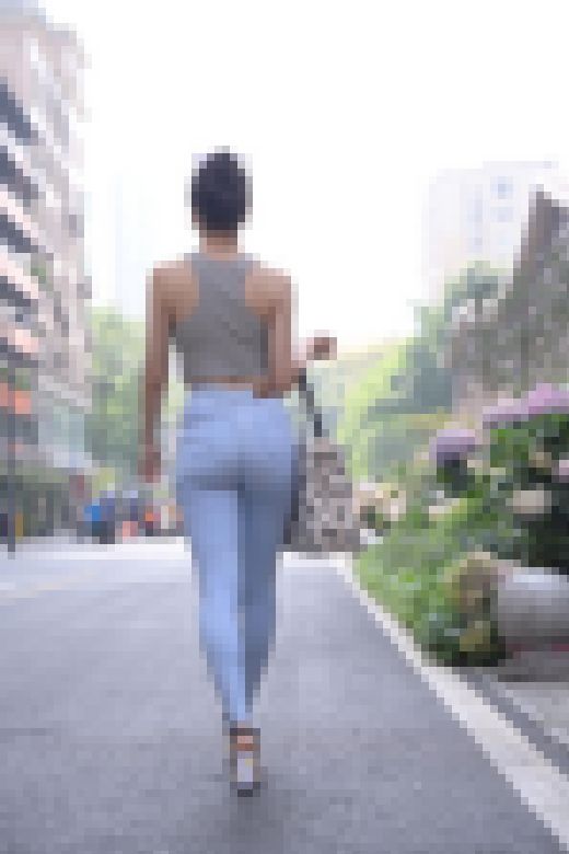 写真集1025枚　人気のスキニージーンズ美人が写真集で登場！パート２　ハメたくなる尻！尻を振りながら歩くさまは圧巻です！　サンプル画像3