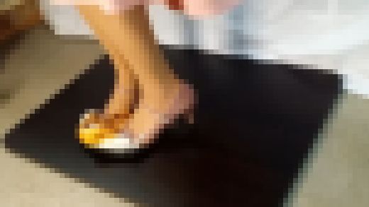 8-4　ストラップパンプスで食べ物踏み潰し　天津飯＆マーボー丼　サンプル画像1