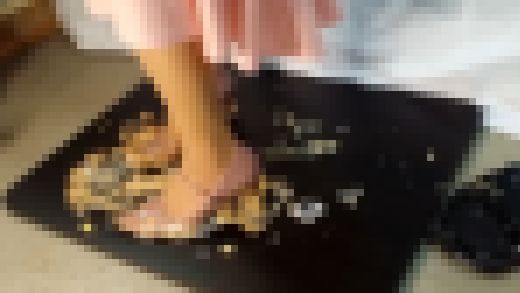 8-4　ストラップパンプスで食べ物踏み潰し　天津飯＆マーボー丼　サンプル画像3